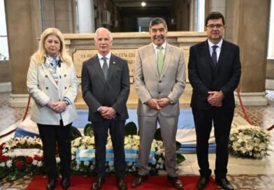 Tucumán homenajeó a Juan Bautista Alberdi y conmemoró los 100 años del Colegio de Abogados