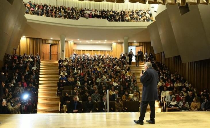 Jaldo reconoció a docentes tucumanos y destacó la educación como política de Estado