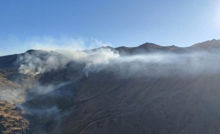 Defensa Civil desplegó brigadistas para contener el incendio en el cerro El Muñoz