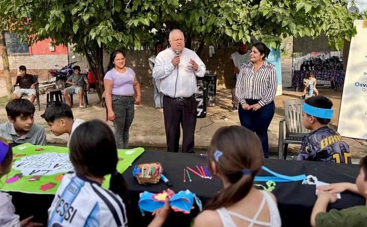 El Ministro junto a la Ludoteca Itinerante visitaron el barrio Autopista Sur