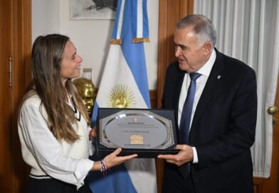 Jaldo recibió a Victoria Sauze, la primera tucumana campeona del mundo con Las Leonas