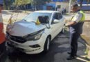 Persecución policial en La Bombilla: huyó hasta chocar contra una columna y hallaron una arma oculta en el auto