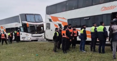 Les secuestraron cuchillos a 5 hinchas de River y no podrán ingresar al estadio