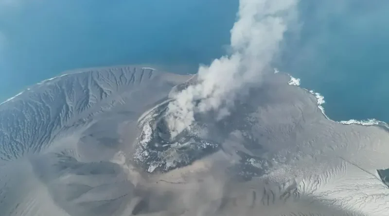 Indonesia: La erupción del volcán Krakatoa paraliza aeropuertos y 2.300 vuelos