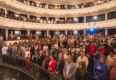 A teatro lleno y ante más de 500 alumnos, José Cano encabezó el evento “Un Corto para la Historia” junto al vicegobernador y la ministra