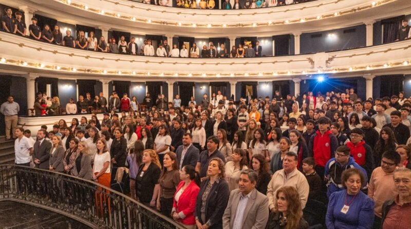 A teatro lleno y ante más de 500 alumnos, José Cano encabezó el evento “Un Corto para la Historia” junto al vicegobernador y la ministra