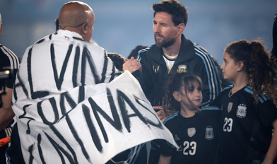 Críticas en el Reino Unido por la bandera de Malvinas junto a Messi